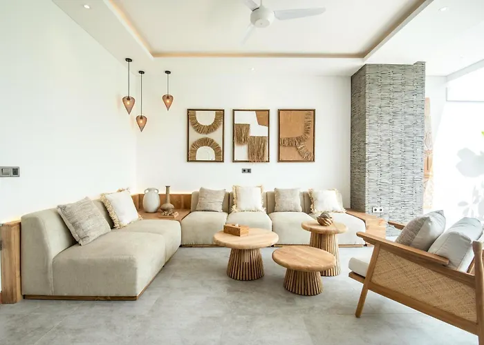 Seaside Luxury 4Br Villa, 400M To Finns, Canggu *