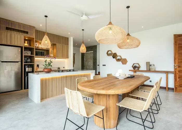 Seaside Luxury 4Br Villa, 400M To Finns, Canggu *